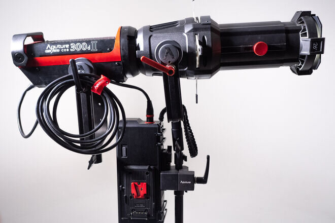 Насадка Spotlight на постоянном источнике Aputure 300d 