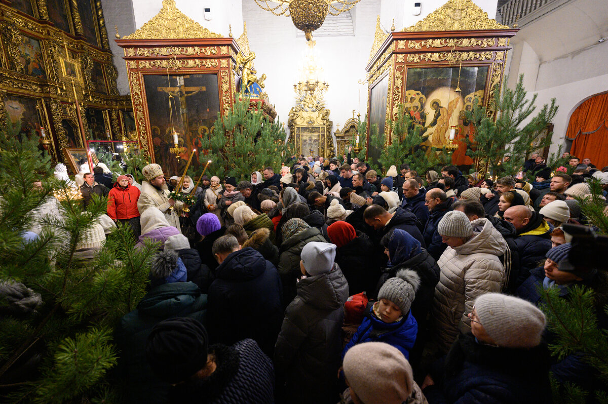 Рождество рождество это торжество. Литургия в ночь на рождество. Литургию в храме христа спасителя в москве. Литургия в ночь на рождество. Рождественская литургия.
