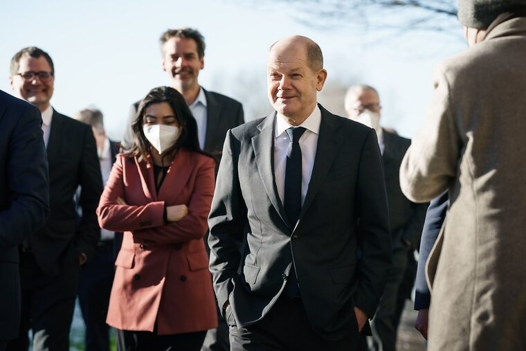    На Олафа Шольца давят обязательства перед западными коллегами, сказал Вадим Евсеев