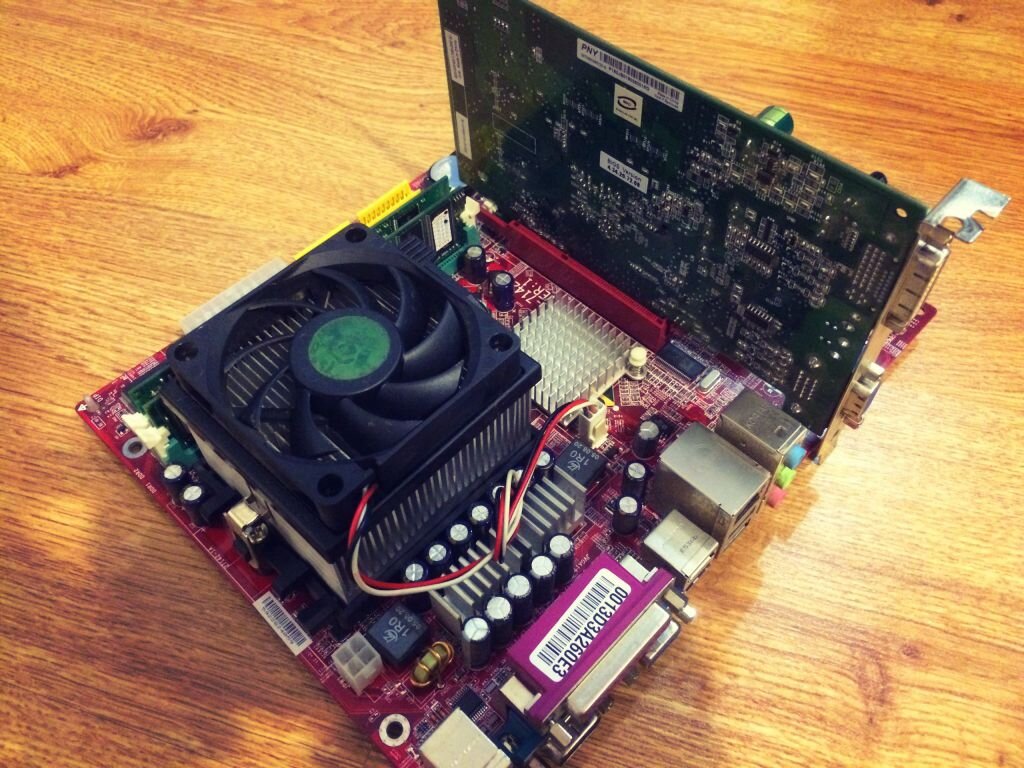 Таким образом гораздо проще тщательно очистить все комплектующие от пыли 