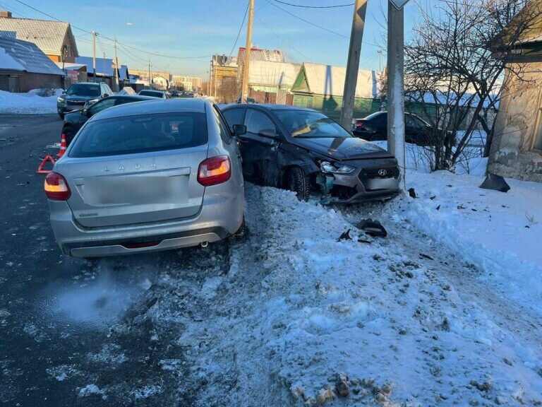    В Оренбурге столкнулись три автомобиля, в ДТП пострадала 51-летняя женщина Кристина Просвиркина
