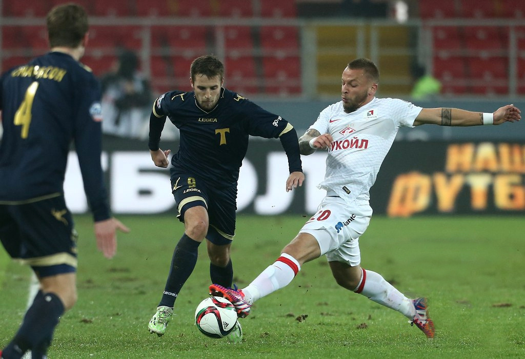 «Торпедо» – «Спартак» (Москва) - 0:1. Торпедовец Кирилл Комбаров (№9) против спартаковца Патрика Эберта (№20).