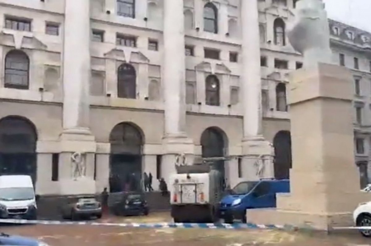 Памятник зеленскому в милане