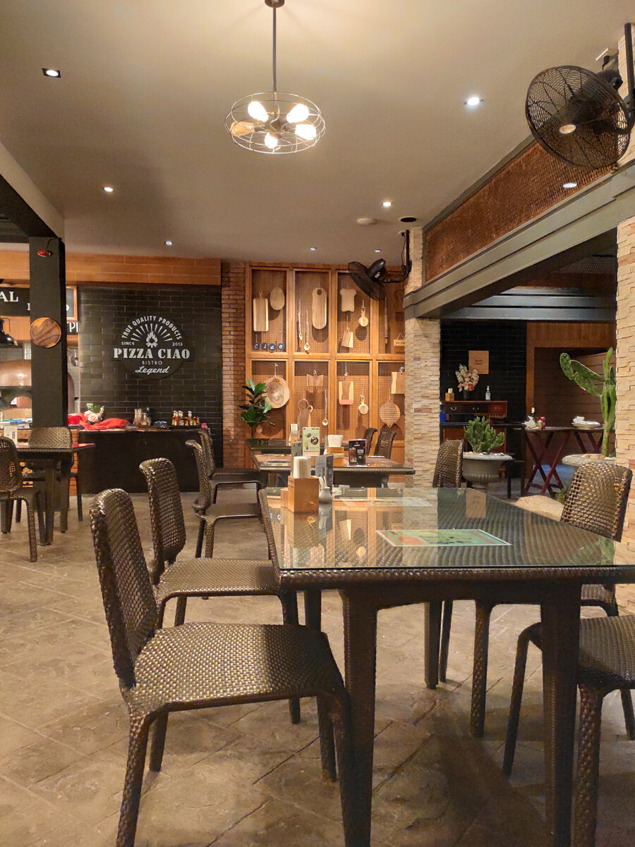 Как обычно, стен нет. Есть столики ближе к дороге или дальше ☺️