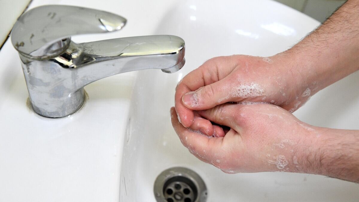    Человек моет руки© РИА Новости / Нина Зотина
