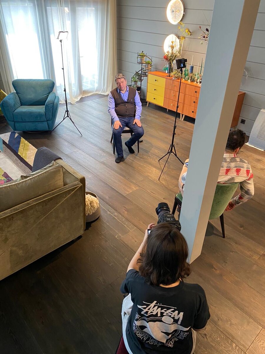 Главный инженер - Андрей Тварковский, рассказывает о предпринятых технических решениях, в том числе как хозяин вообще не хотел устанавливать вентиляцию и был сильно против трат на Систему центрального пылеудаления с интегрированным шлангом.