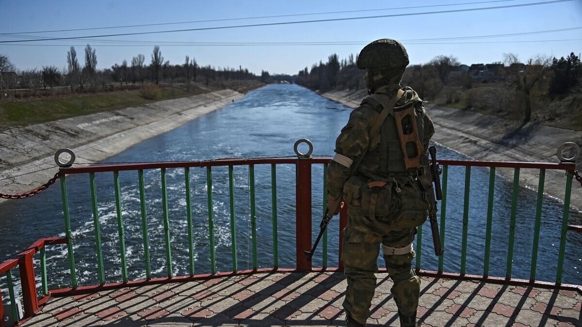    Военнослужащий ВС РФ на дамбе Северо-Крымского канала в Херсонской области© РИА Новости