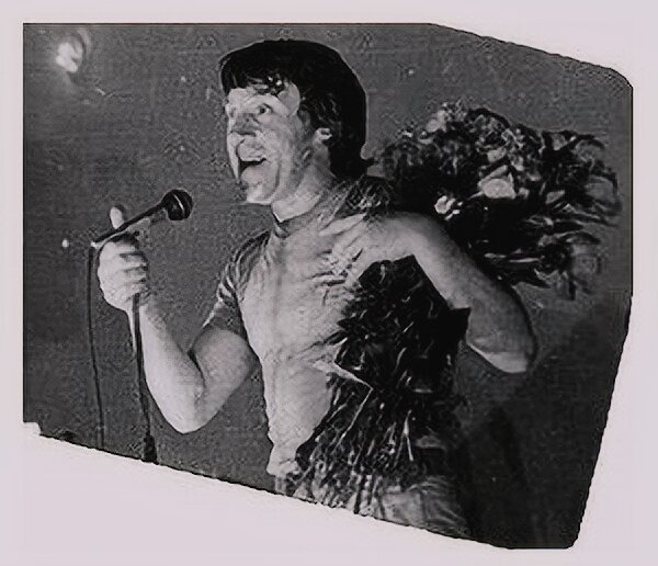 И всё таки цветы актёр от поклонников принимал. Калининград, июнь 1980 г. Фото из коллекции В. Чейгина (Санкт-Петербург) / vysotskiy-lit.ru