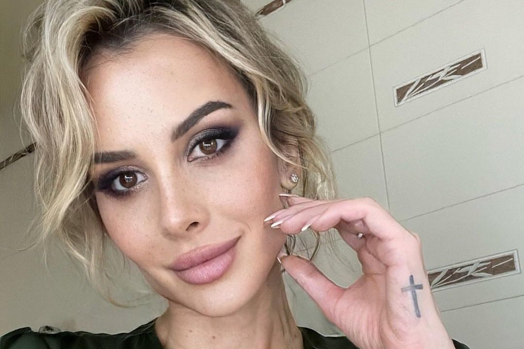     «Мне можно прятаться за шваброй?»: похудевшая Анна Грачевская высмеяла свою фигуру