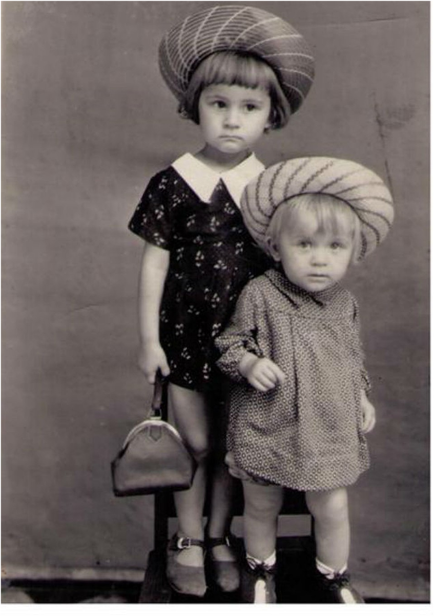 Маленькие модницы. Из архива Валентины Мельниковой