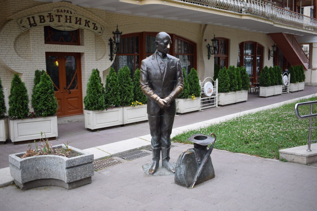 Пятигорск кис. Пятигорск киса Воробьянинов памятник. Памятник Воробьянинову в Пятигорске. Памятник Кисе Воробьянинову в Пятигорске. Пятигорск парк цветник киса Воробьянинов.