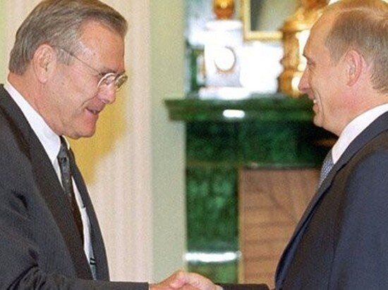     Владимир Путин и Дональд Расмсфелд. Архивное фото Kremlin.ru.