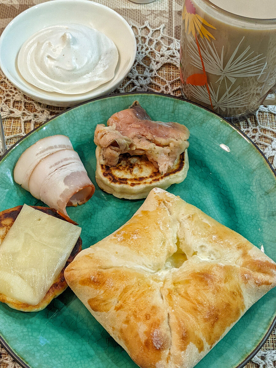 Пирожок с сыром, оладушки, сыр, бекон, горбуша, безе, кофе с молоком