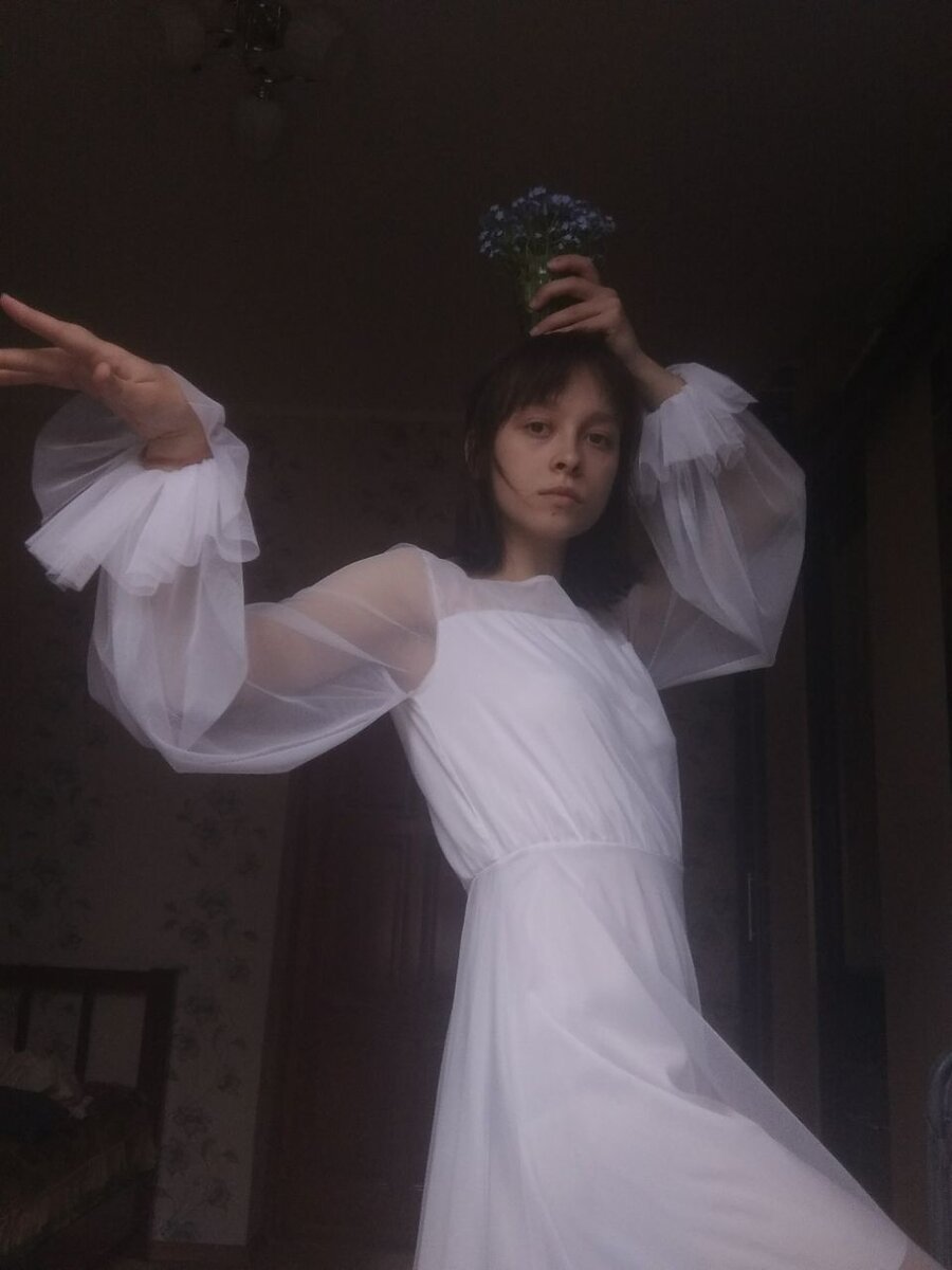 Это я в выпускном платье