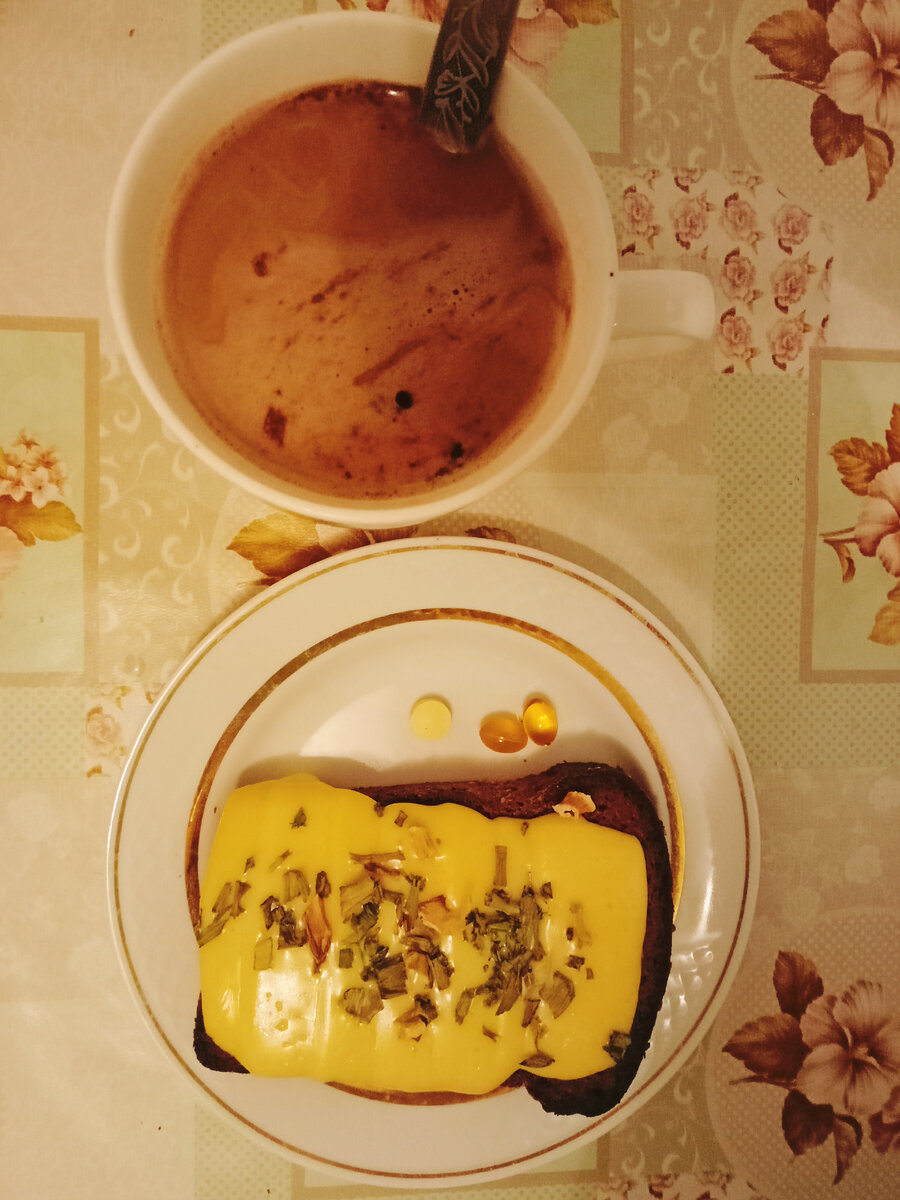 Хлеб с сыром, кофе с молоком. 342 ккал