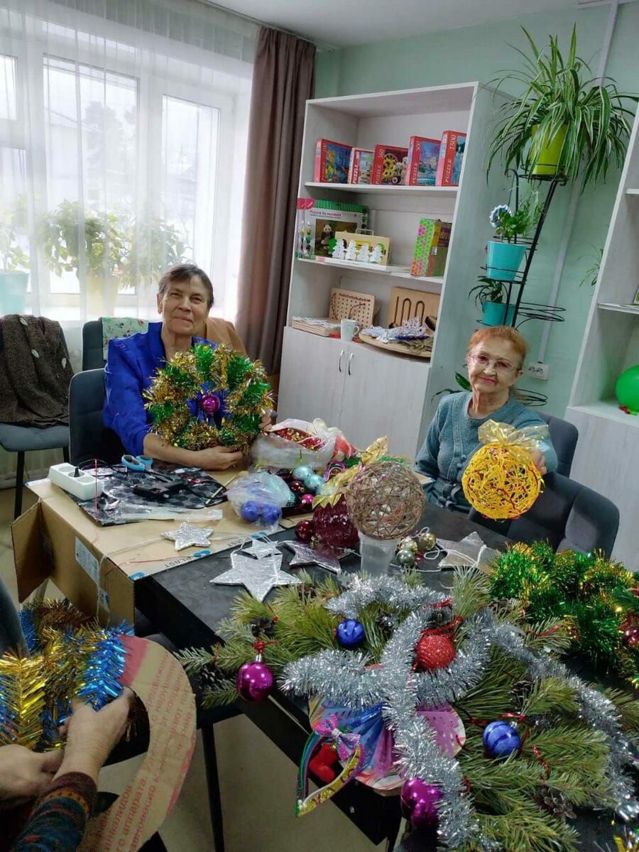 За новогодние украшения нам дали приз - электрочайник емкостью 5 литров