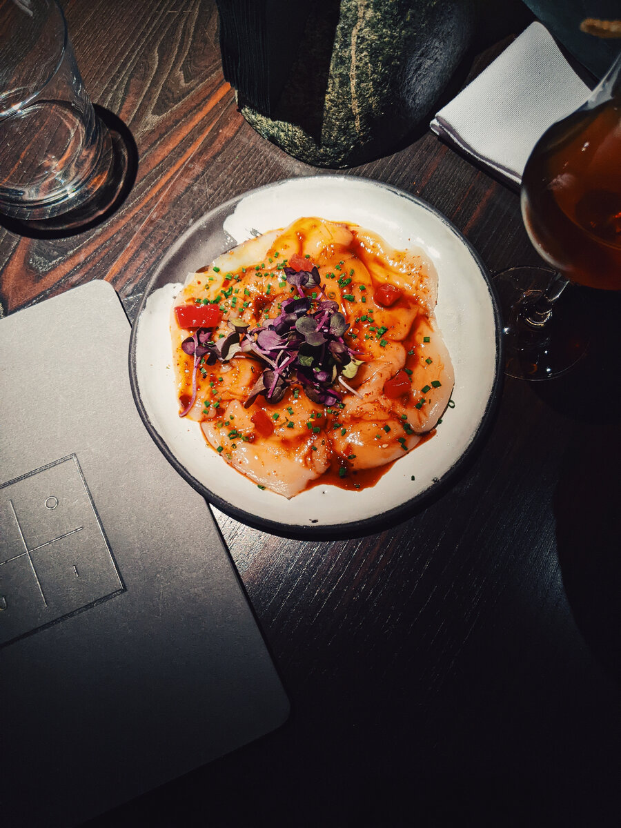 Сашими из гребешка с апельсиновым понзу. 