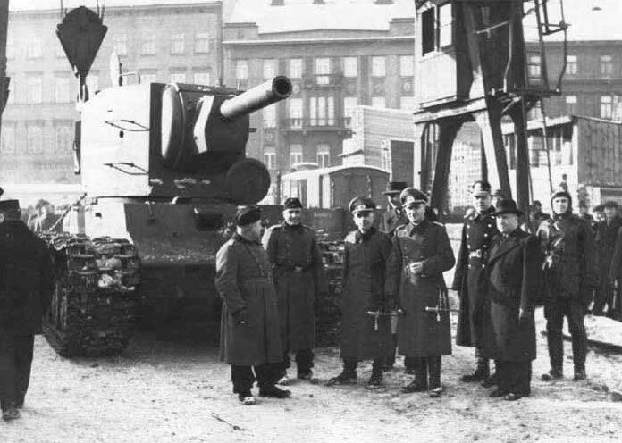 Захваченный тяжелый советский танк КВ-2 демонстрируется в Берлине
