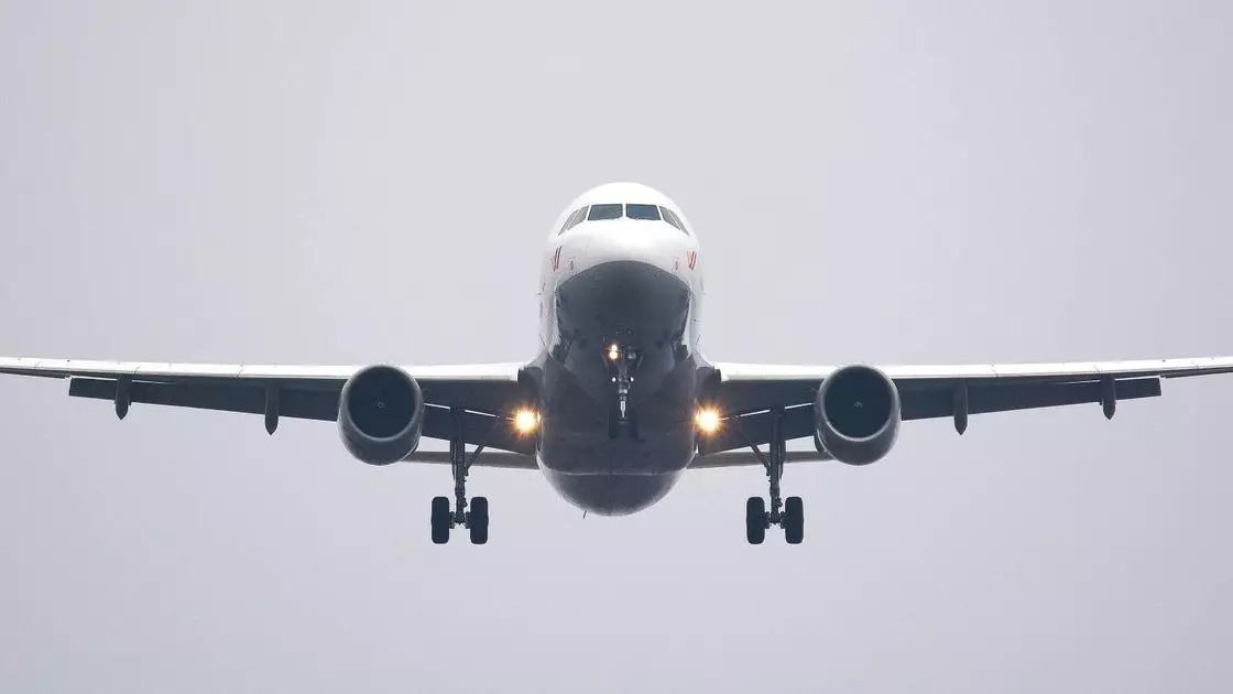 Ряд российских Telegram-каналов сообщил о неопознанном объекте, который зафиксировали над Санкт-Петербургом. Из-за этого воздушное пространство города на время закрыли. По сообщению Telegram-канала Baza, в Санкт-Петербурге из-за неопознанного объекта в воздухе ввели план "Ковер", в небо подняли истребители. "Судя по сервису Flightradar, гражданские самолеты не приближаются к Санкт-Петербургу", – сообщили в Telegram-канале. 