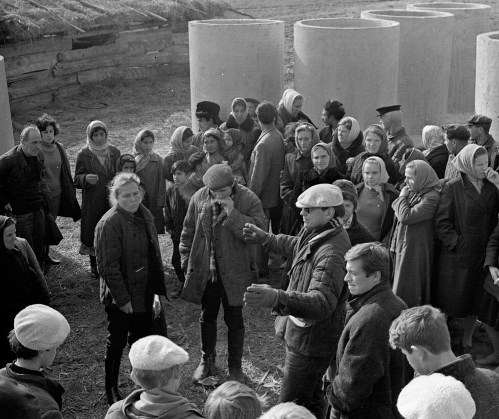 Режиссер Андрей Кончаловский (в центре)и оператор-постановщик Георгий Рерберг (справа) на съемках фильма “История Аси Клячиной, которая любила, да не вышла замуж”. Фото: mosfilm.ru