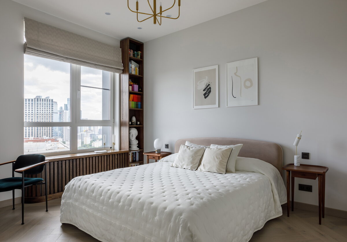 Спальная. На полу инженерная доска, стены и потолок (гипсокартон) под покраску. Радиатор скрыли с помощью деревянной ширмы. WOHOM.RU