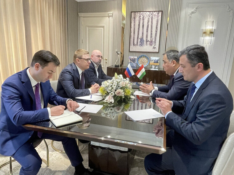    На встрече Алексей Текслер обсудил с председателем Согдийской области Раджаббоем Ахмадзодой итоги годового сотрудничества