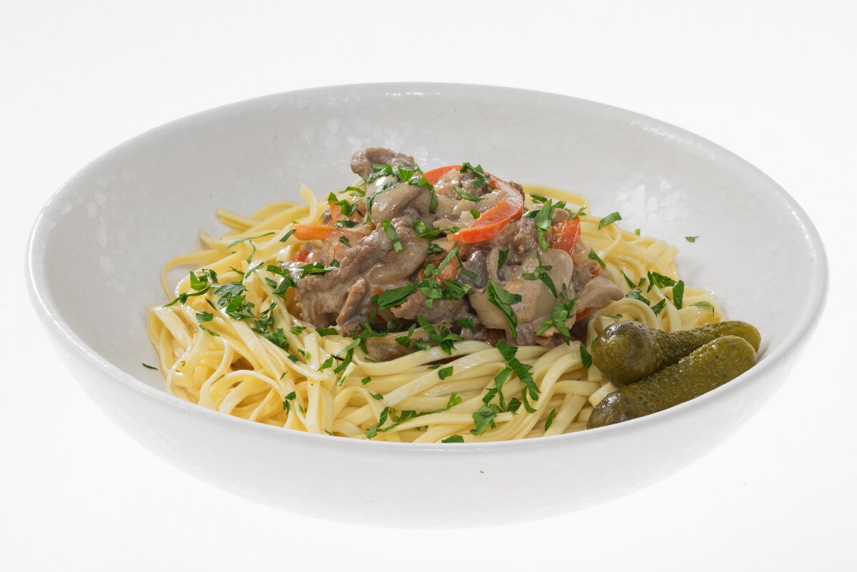    Яичная лапша с говядиной в пиве а-ля Строганов