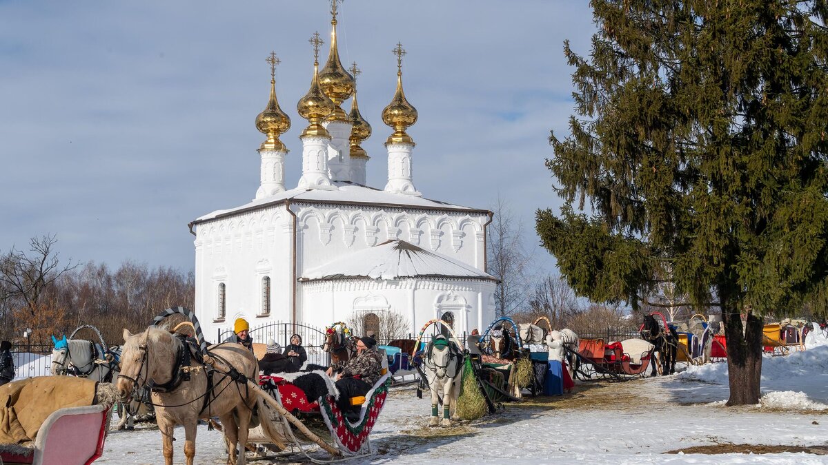    Церковь, лошади в упряжке© Komsomolskaya Pravda