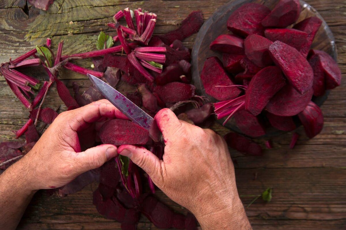 Свекольныйжом. Свекла отварная в кожуре. Чем отмыть свеклу с рук. Чем отмыть свеклу с рук. Вареная свекла.