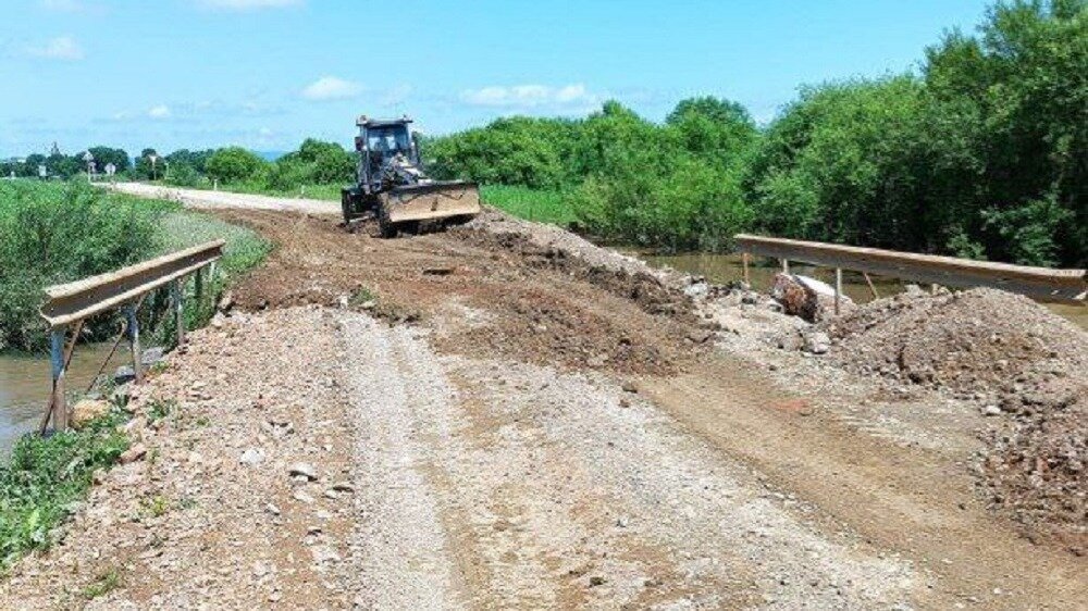     Сотрудники Примавтодора сделали проезд на 17 километре дороги Гродеково-Барановский-Садовый. Теперь дорога до села Садовый свободна.