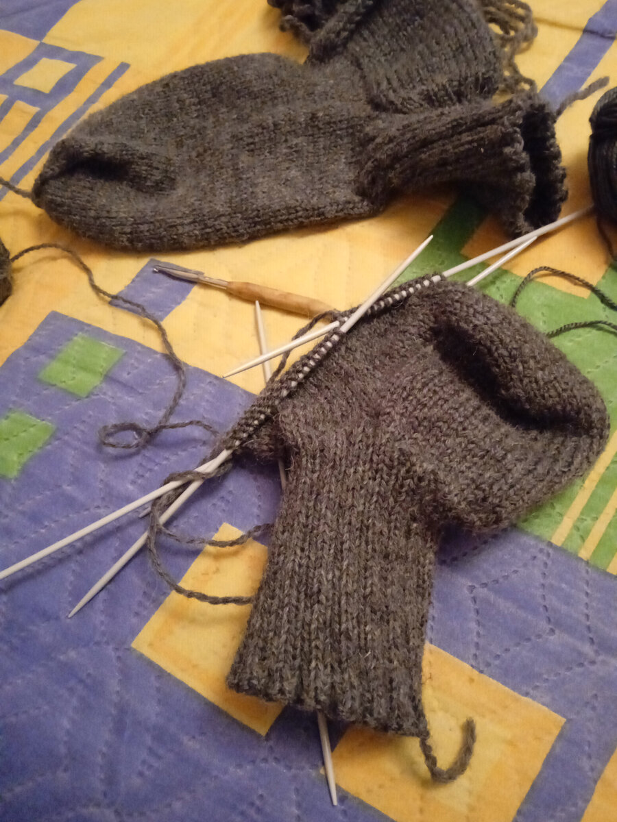 мужские носки из овечьей шерсти в процессе