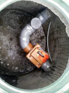 Если яма заполнена на две трети – это сигнал к принятию мер по очистке дна и стенок. Вариантов несколько: