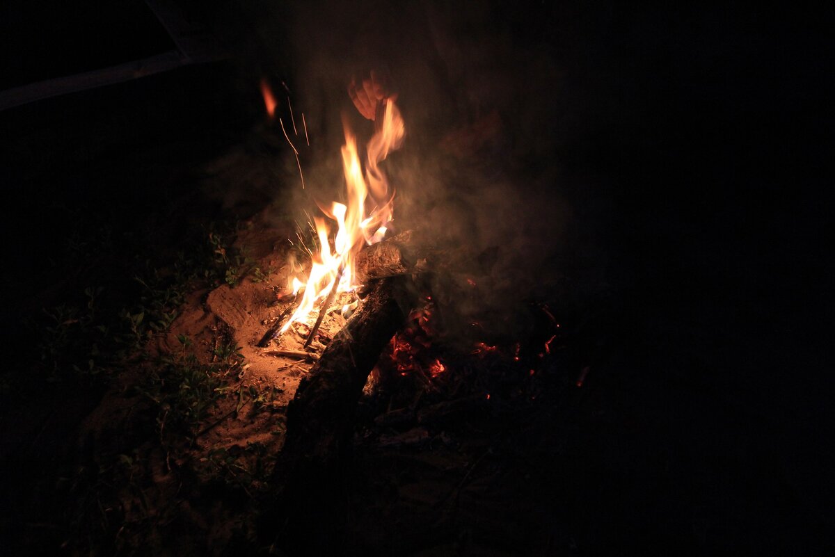 Тихими вечерами баловали себя жарким пламенем. 