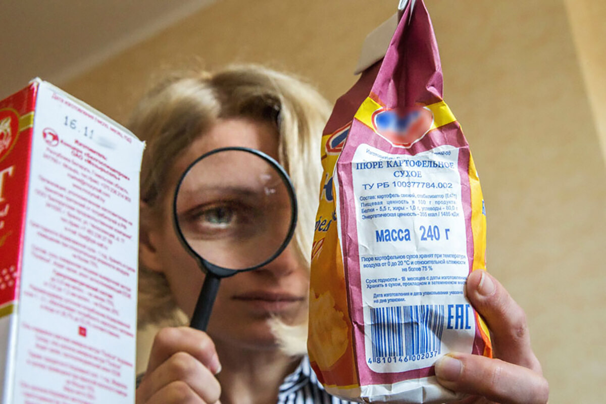 Читаем этикетки на продуктах. Изучаем этикетки на продуктах. Чтение этикеток на продуктах. Читает этикетку. Читаем состав продукта.