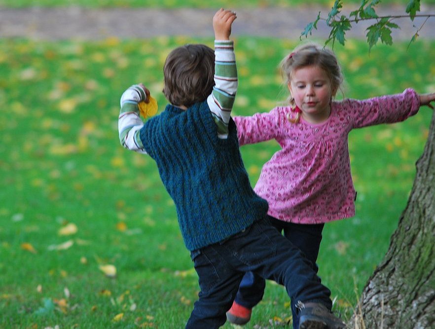 Дети начинают обращать внимание на поступки других детей