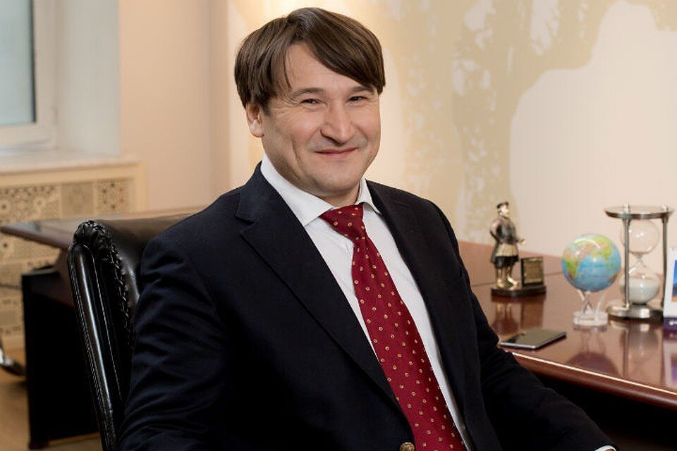 Еще недавно Флюр Галлямов возглавлял "Роскомснаббанк" и выглядел так. Фото all.kpcdn.net