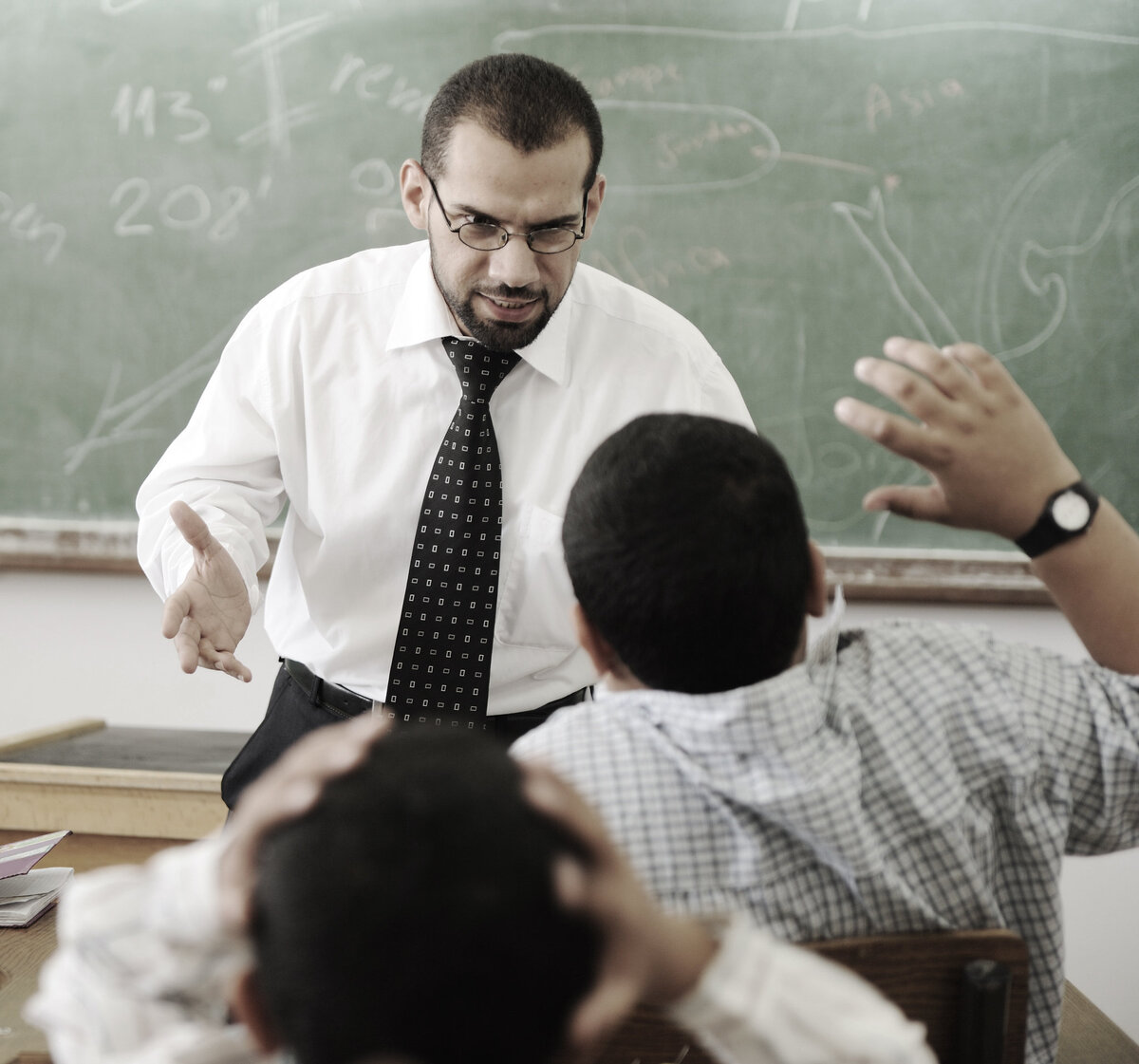 Да, студенты часто доводят учителей, но зачастую сами преподаватели провоцируют конфликтные ситуации
