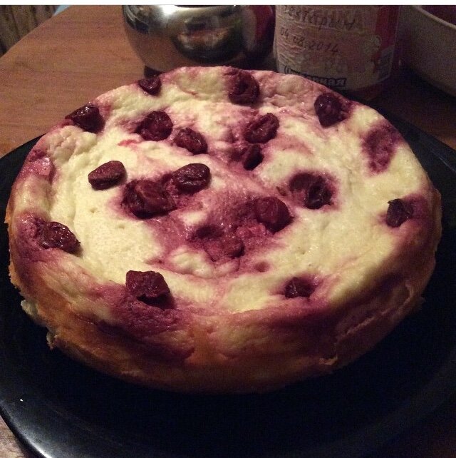 Творожная запеканка с вишней в мультиварке.