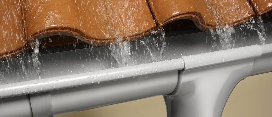 Смочить водой. Доклад на тему сосульки. Ваз 2114 дренажные отверстия лобового. Почему стекает вода. Стекающая струя вода.