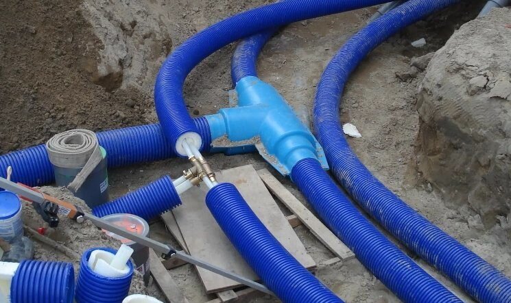   Для создания собственной системы водоснабжения в квартире или частном доме требуется формирование трубопровода.