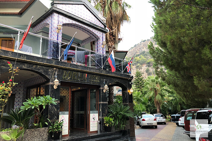 Так выглядит центральный вход отеля Dorian Hotel 