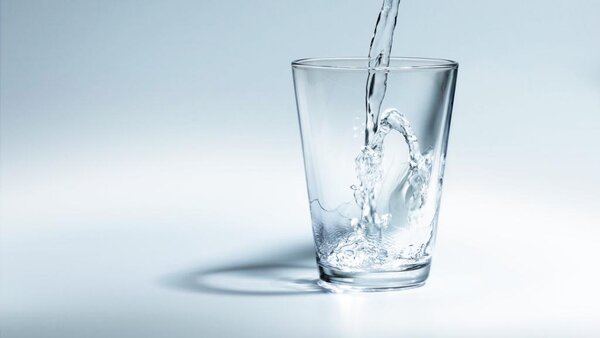 Правда ли стакан воды на ночь спасает от инсульта?