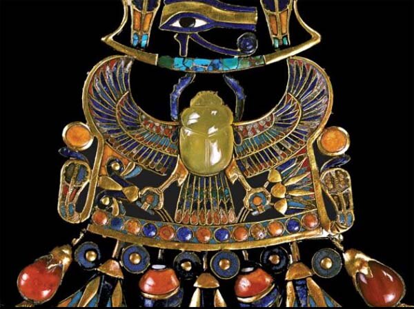 Нагрудная пектораль фараона Тутанхамона содержит кусочки стекла возрастом 29 миллионов лет, полученного при падении метеорита на Землю. 
Фото: Livescience