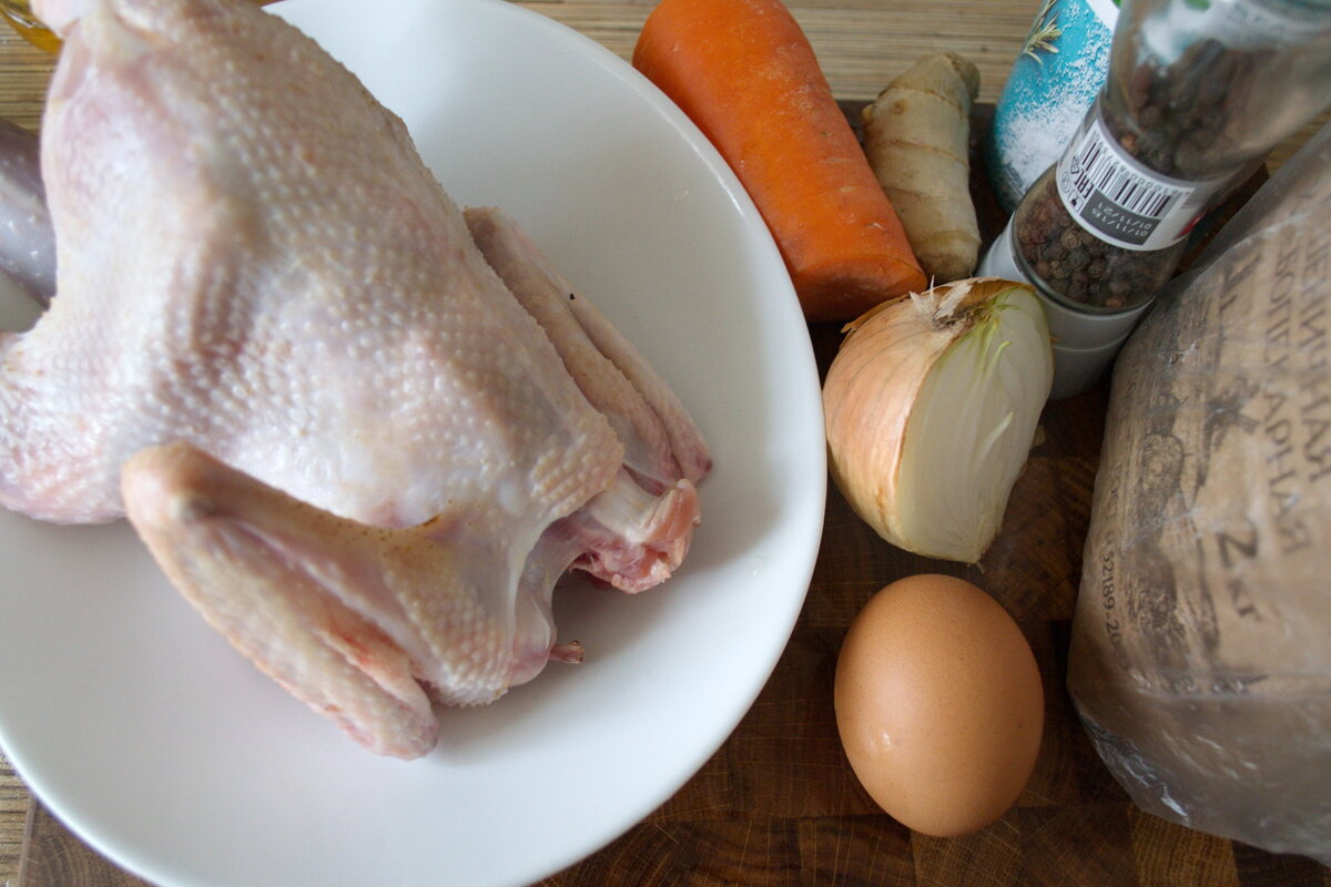 В последний момент заменил имбирь на болгарский перец. С имбирем бульон тоже получается очень вкусно, но больно уж на "азиатский" мотив.