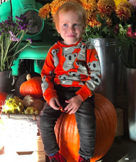 Разогрейте духовку до 180* C.
На сковородку добавить 1 столовую ложку оливкового масла. Обжарить нарезанный лук, чеснок, тимьян.
В кухонный комбайн добавить: 3 столовые ложки оливкового масла, обжаренный лук с чесноком. нарезанный хлеб и взбивайте до тех пор, пока не будет однородной массы.
Далее добавьте орегано, паприку и молоко.
Взбивать смесь до полного смешивания. В миску
добавьте фарш из говядины и свинины, цедру лимона, яйцо, мелко нарезанную петрушку и мяту, соль и перец.
Смесь хорошо перемешать. Сделать котлеты по 230-250 грамм.
Выложить котлеты на бумагу для выпекания
Полить сверху оливковым маслом. Ингридиенты для соуса «Дзадзики»
300 г греческого йогурта 
1 огурец
1/3 зубчика чеснока
1 столовая ложка винного уксуса для огурцов
2 столовые ложки белого винного уксуса для соуса
Пучок укропа
3 столовые ложки оливкового масла,
соль, перец.
перец
