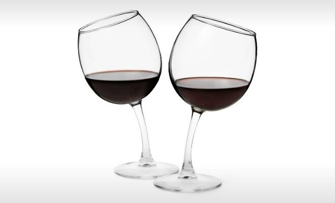 Бокалам Tipsy досталась классическая форма, дизайнеры лишь слегка подкорректировали угол наклона чаши. Его изменили таким образом, что чаши смотрят немного в сторону, создавая иллюзию, что содержимое бокала может повлиять не только на состояние дегустатора. 