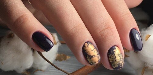 Несомненно, придать ноготкам небывалой роскоши помогут такие виды декора, как фольга и маникюрное золото.