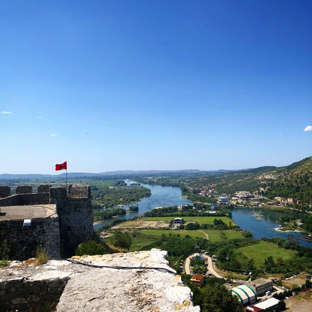 Вид с крепости Розафа. Над ней - флаг Албании: черный орел на кроваво-красном фоне