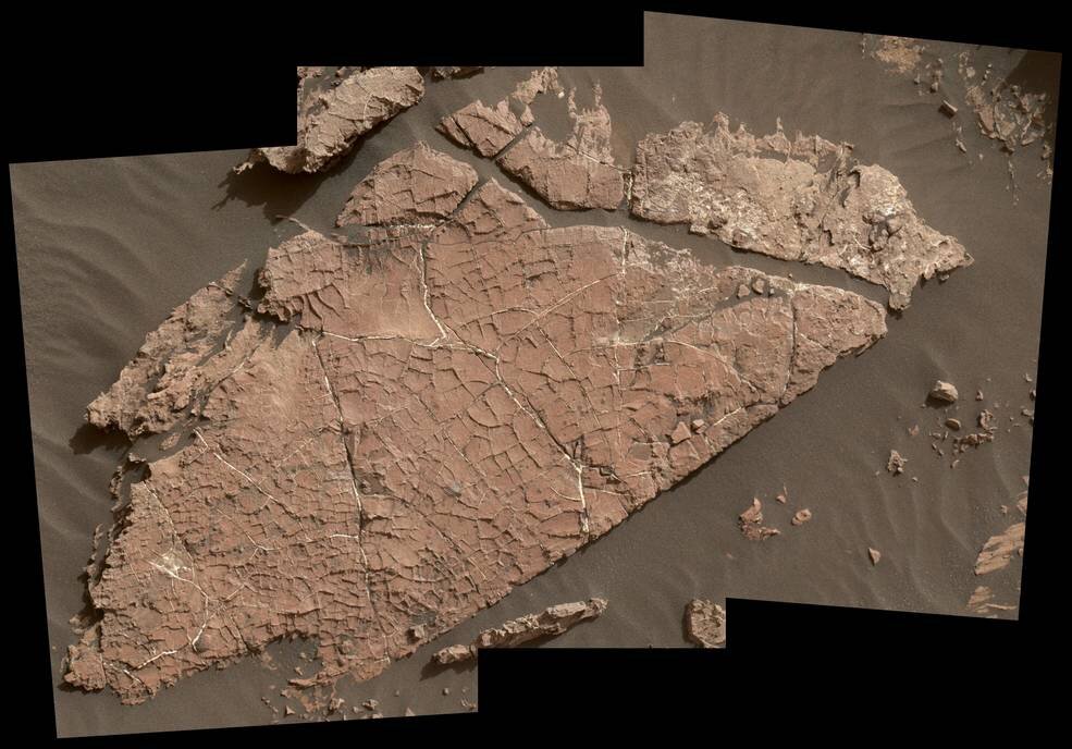 Сеть трещин в этой марсианской каменной плите под названием «Старый Соакер», возможно, образовалась в результате высыхания слоя грязи более 3 миллиардов лет назад.