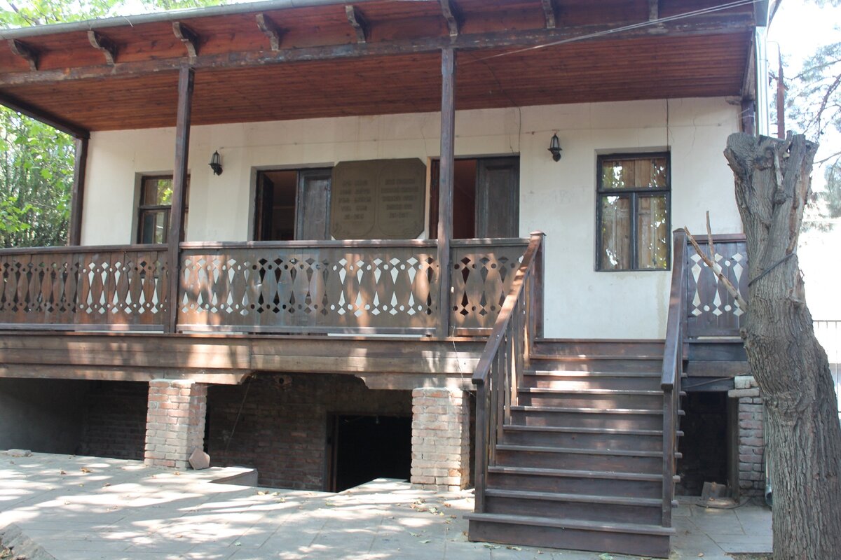 Дом, как "прикрытие" для подпольной печати газет и листовок.